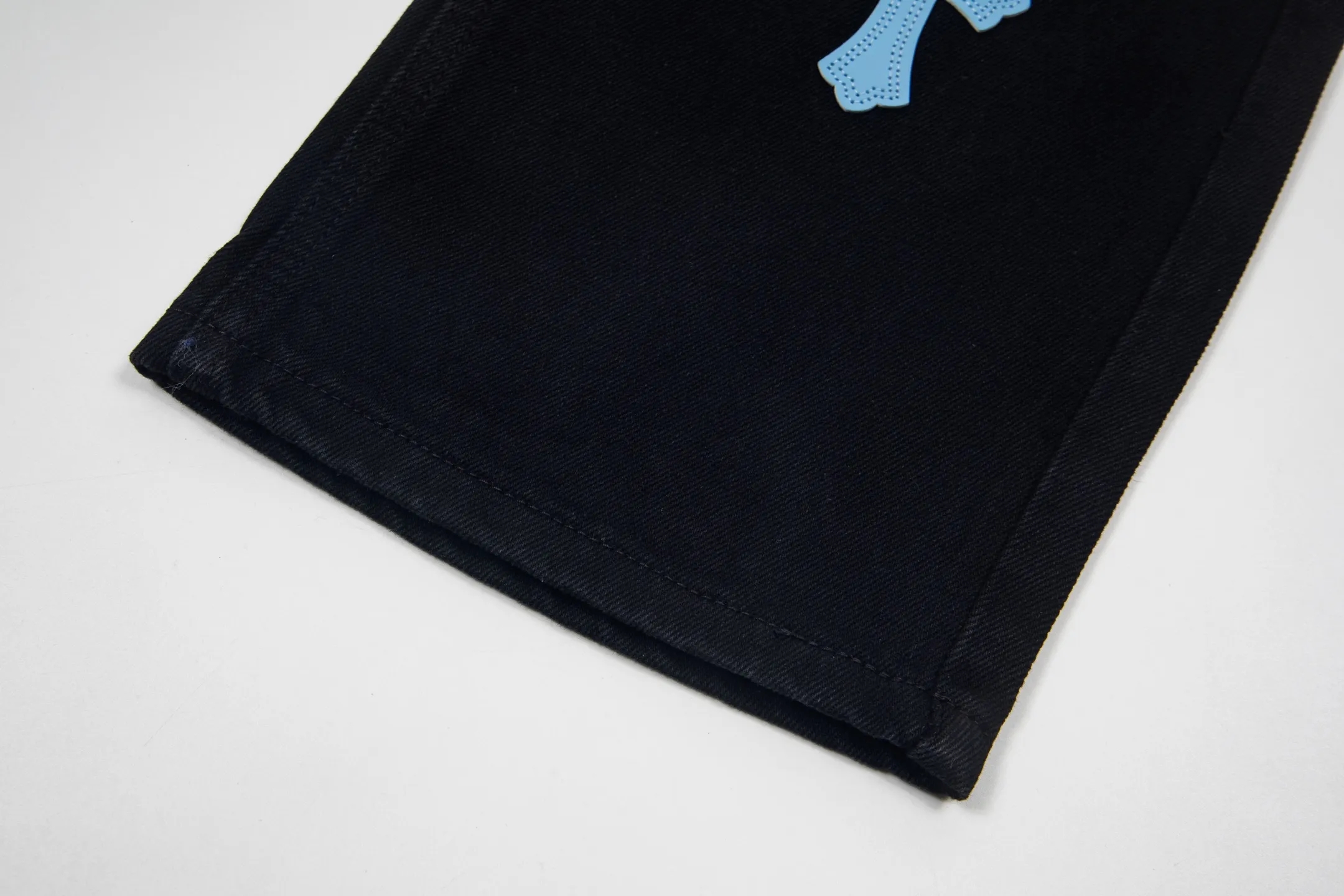 P260 Chrome Hearts Black Pants Sanskrit Blue and White Patch Leather Jeans CH jeans need to be washed before being dismantled and then hand-stitched with sheepskin cross leather and then spliced ​​together. The whole piece has too many craftsmanship to describe. The patches are decorated with cross patterns and the high-waisted washed jeans! ! Absolutely high-end luxury products, god-level single products and super popular products, made with top heavy industry, a must-see magic weapon. Customized hardware. The fabric is thick and soft after washing. It has good breathability. Customized small leather label. Unique design. The details are simple and elegant, and the workmanship is exquisite. The entire trousers are neatly routed and the details are in place! It’s so cool that both men and women can easily control the genderless trend! Style number: 1873# Color: black Size: 28 30 32 34